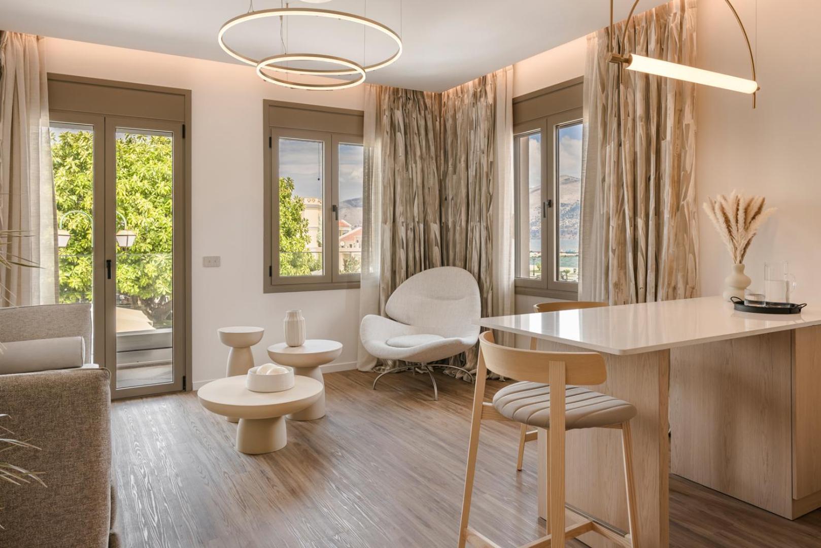 Piazza Suites Ликсури Екстериор снимка